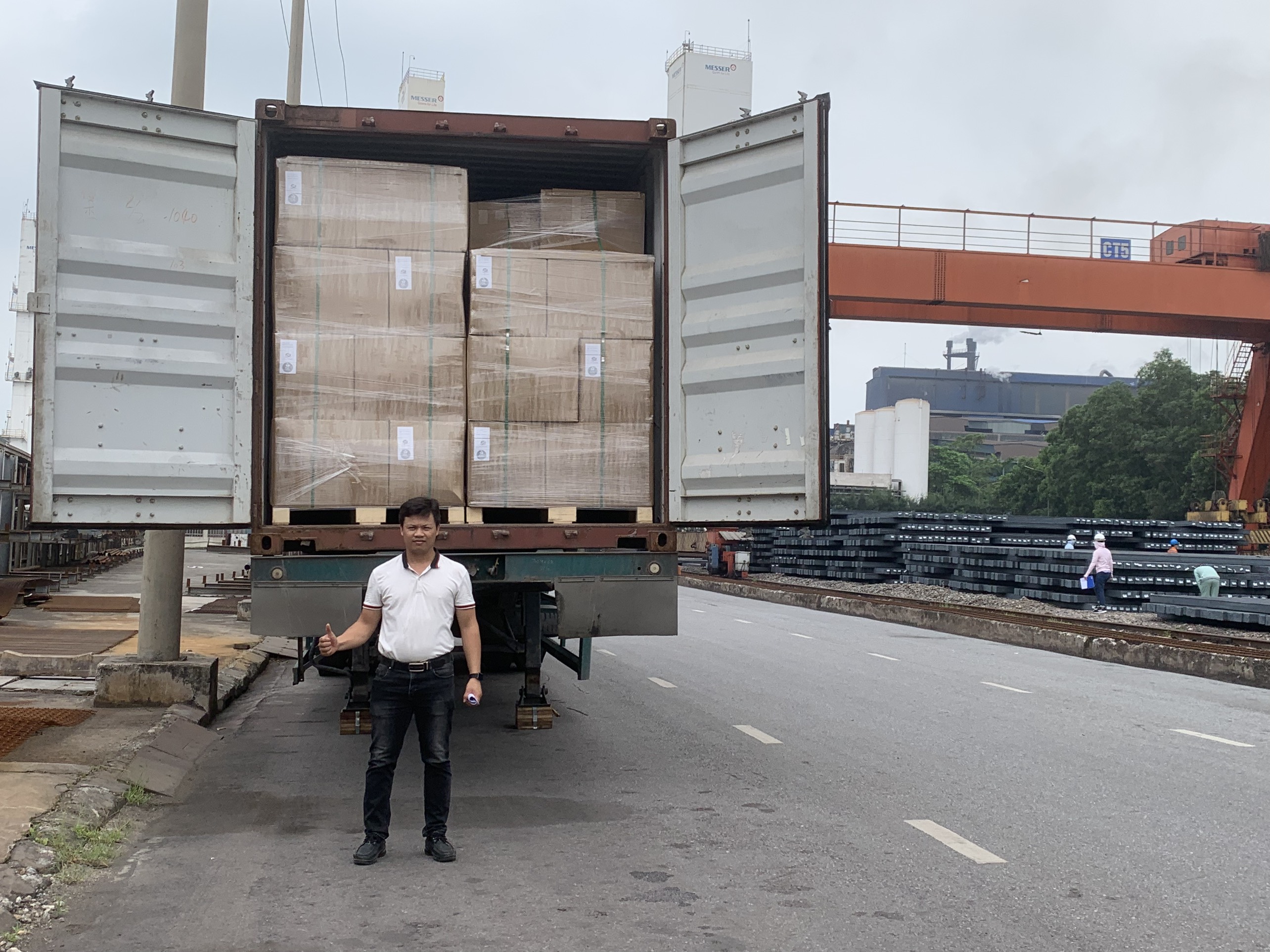 khach-nhan-hang-va-nhap-kho