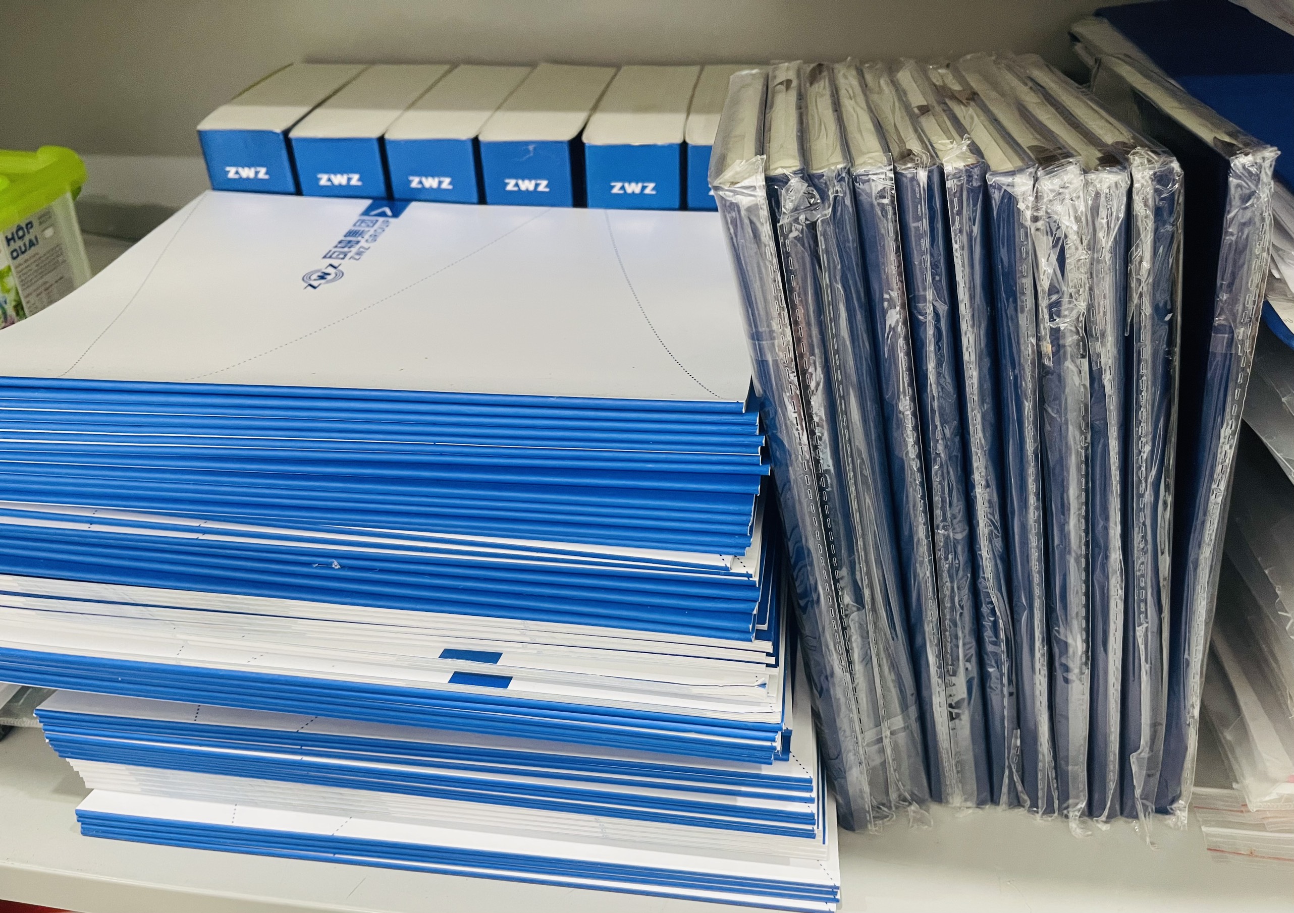 mon-qua-cua-doan-can-bo-tap-doan-zwz