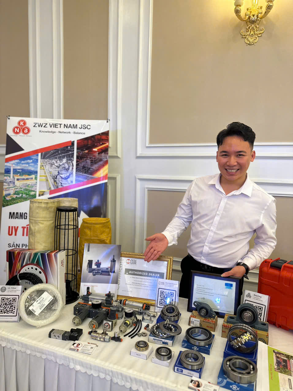 Ông Dương Hoài Nam hiện đang giữ chức Trưởng Phòng Kinh Doanh Hạng Mục Thiết Bị Khí Nén của Công ty ZWZ Khang Ninh