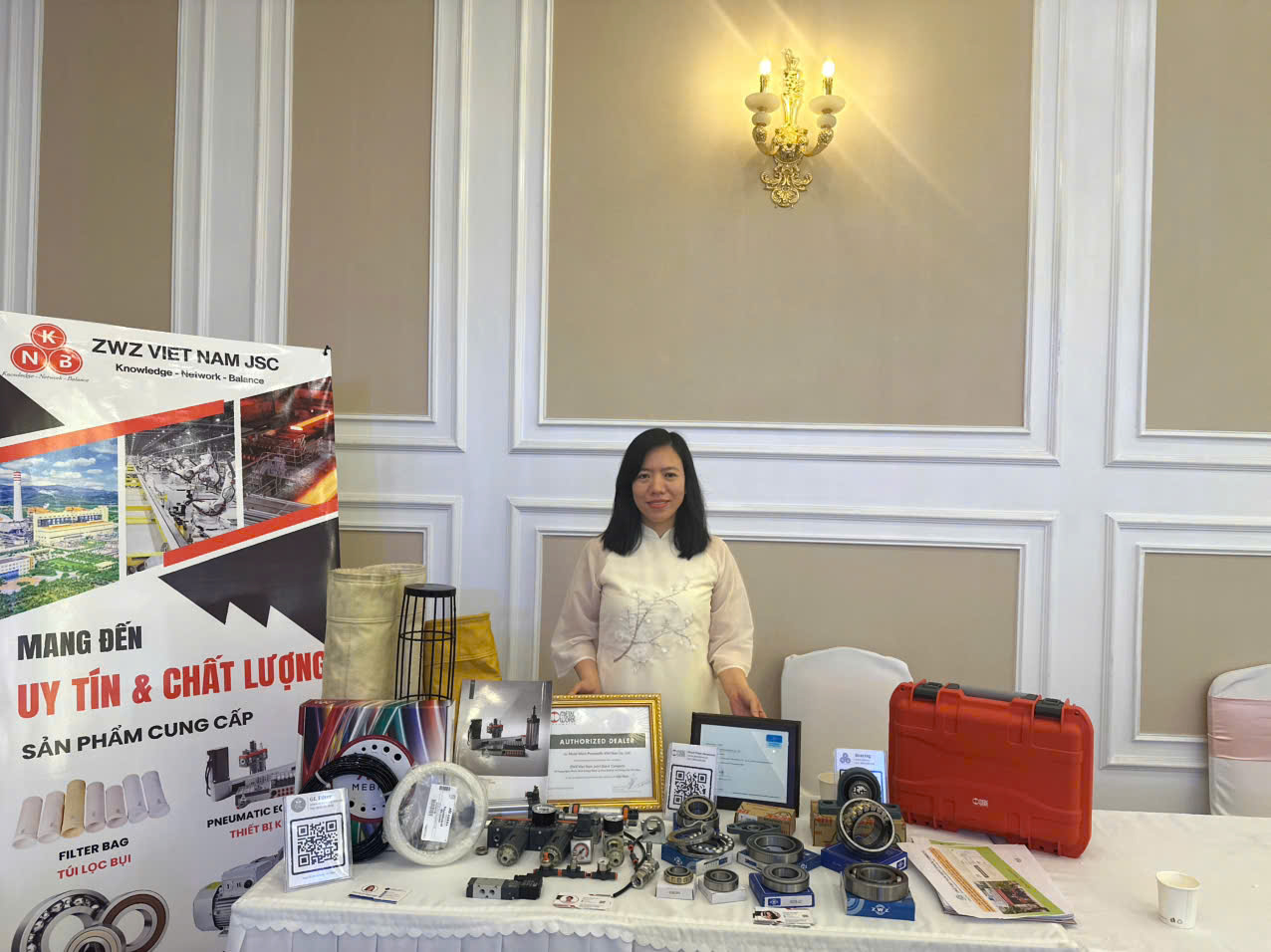 Hình ảnh bà Hương đang trực tiếp kiểm tra gian hàng của ZWZ - Khang Ninh